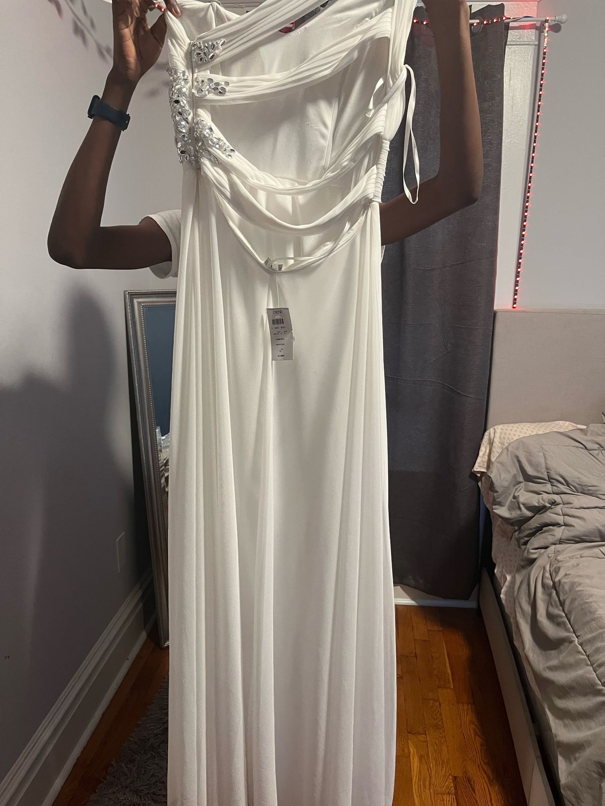 Cache Size M Prom White Cocktail Dress on Queenly