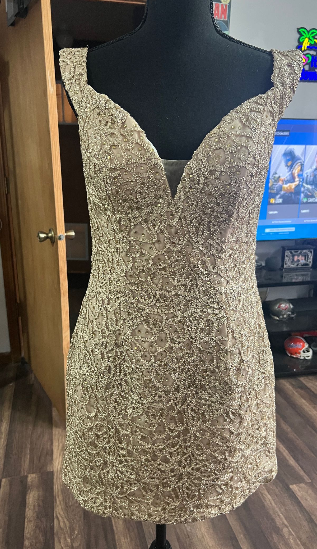 Size 10 Homecoming Cap Sleeve Sequined Gold Cocktail Dress on Queenly