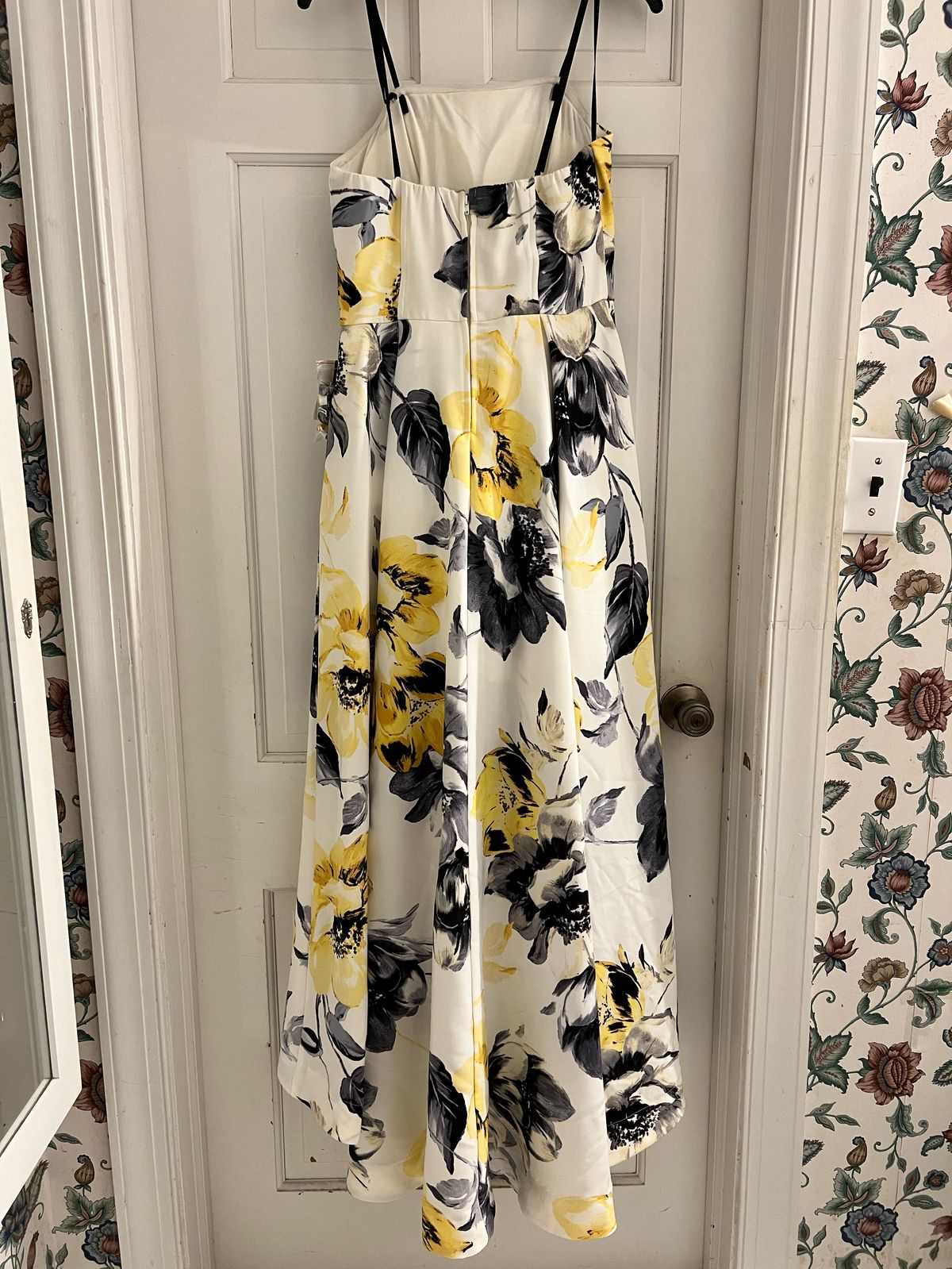 Size 10 Wedding Guest Floral White Dress With Train on Queenly