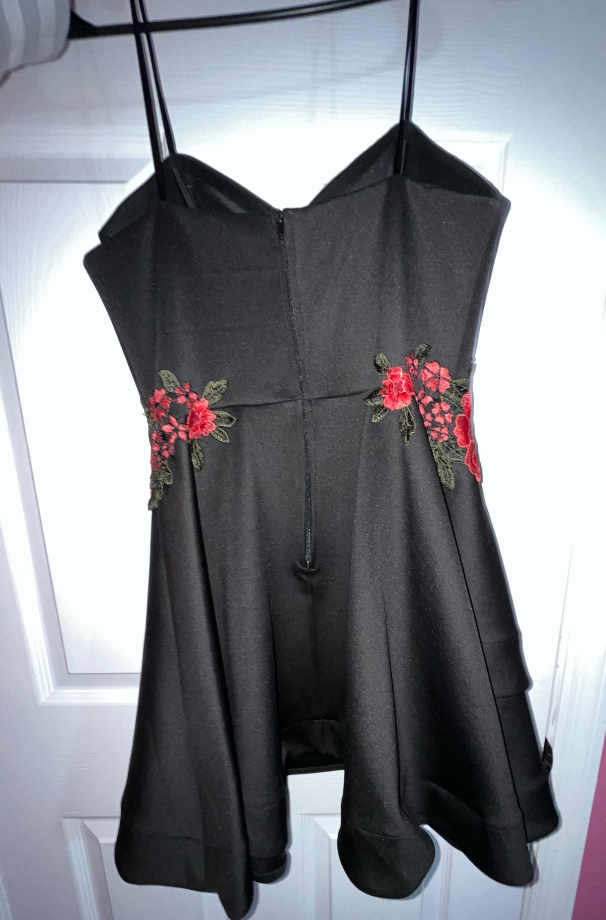 Size 6 Prom Floral Black A-line Dress on Queenly