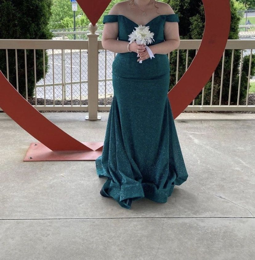 Vienna Size 12 Prom Off The Shoulder Emerald Green Mermaid Dress on Queenly