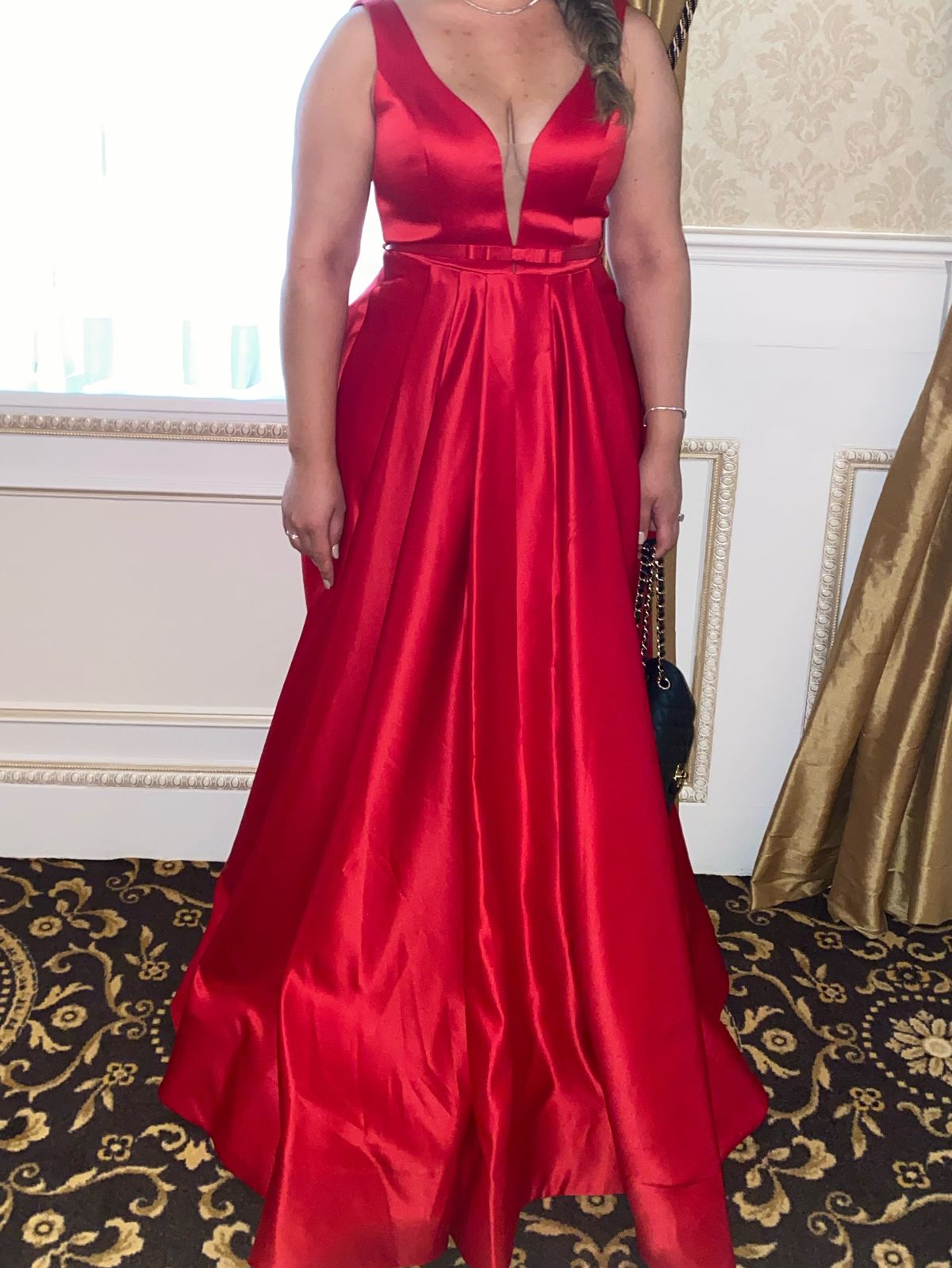 Size 8 Prom Plunge Red Ball Gown on Queenly
