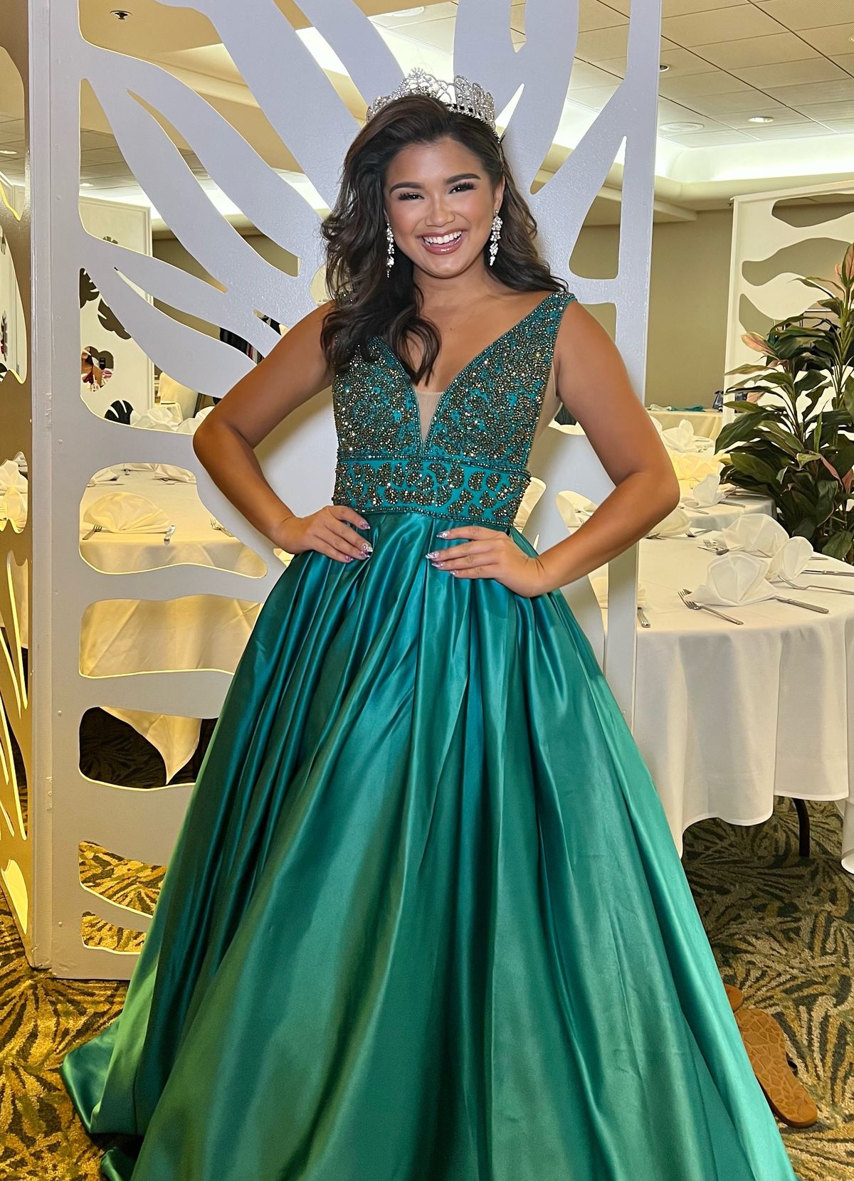 Vienna Size 4 Prom Plunge Sequined Emerald Green A-line Dress on Queenly