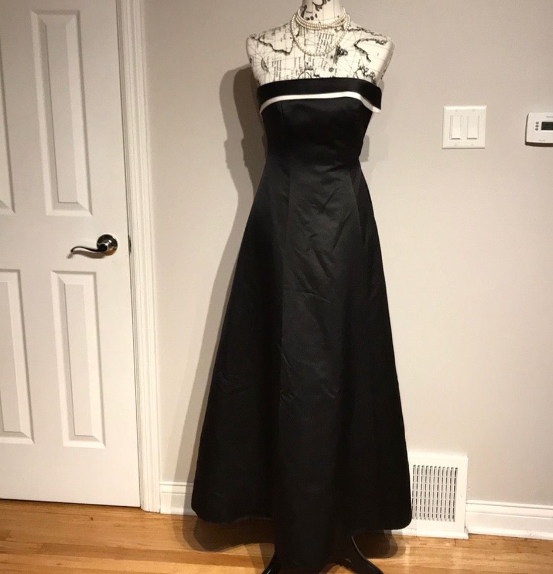 Michaelangelo Size 2 Prom Strapless Black A-line Dress on Queenly