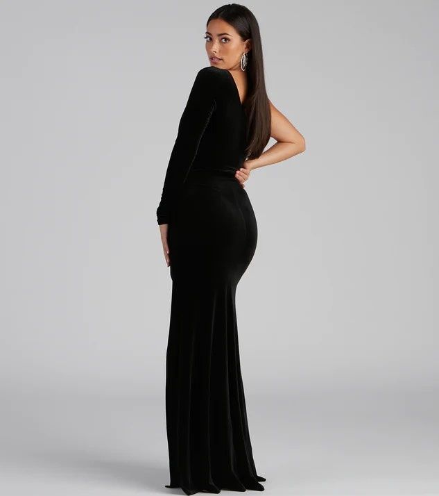 Windsor Size XL Prom Velvet Black A-line Dress on Queenly