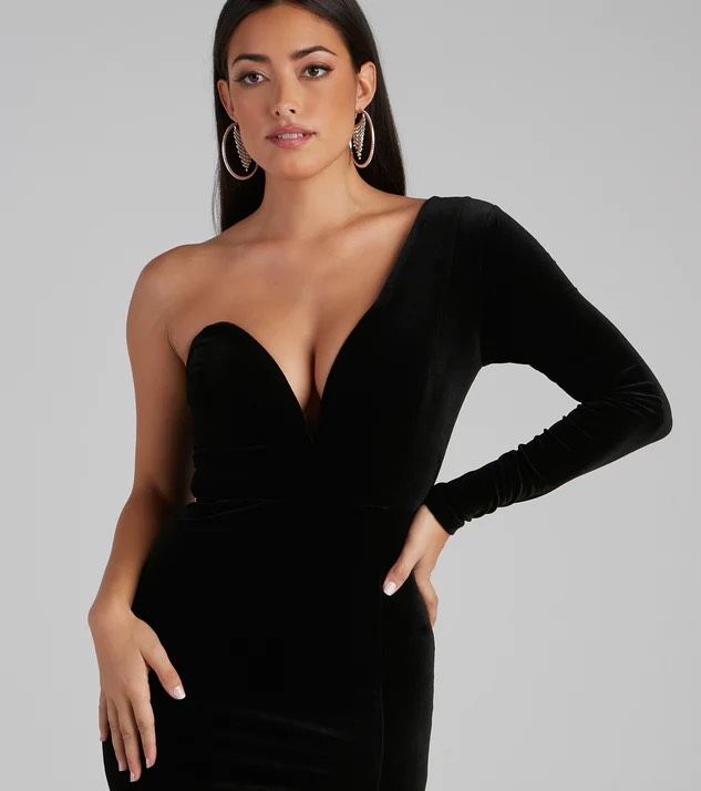 Windsor Size XL Prom Velvet Black A-line Dress on Queenly