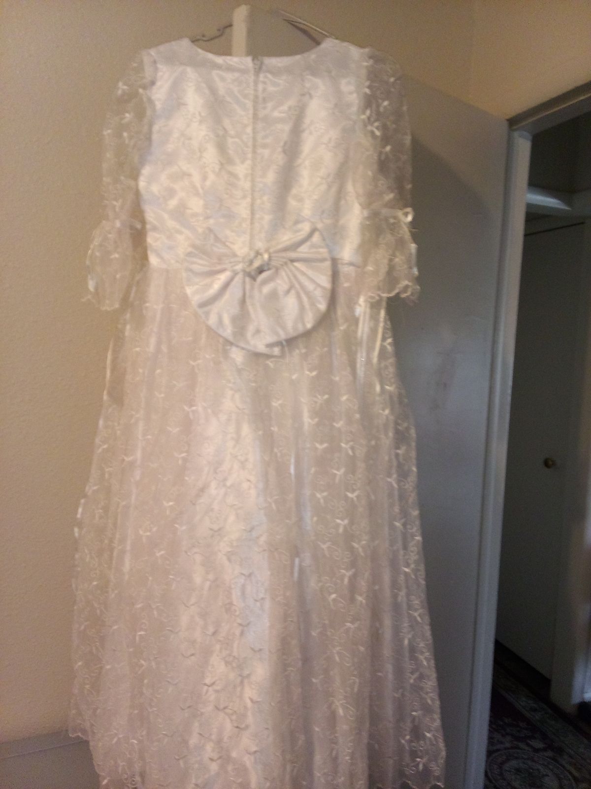angels Size 8 Prom White Floor Length Maxi on Queenly