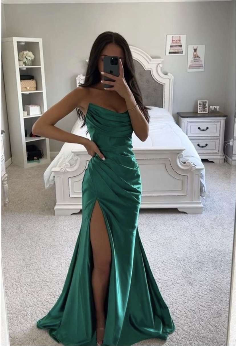 Size 0 Prom Long Sleeve Sequined Green Side Slit Dress on Queenly