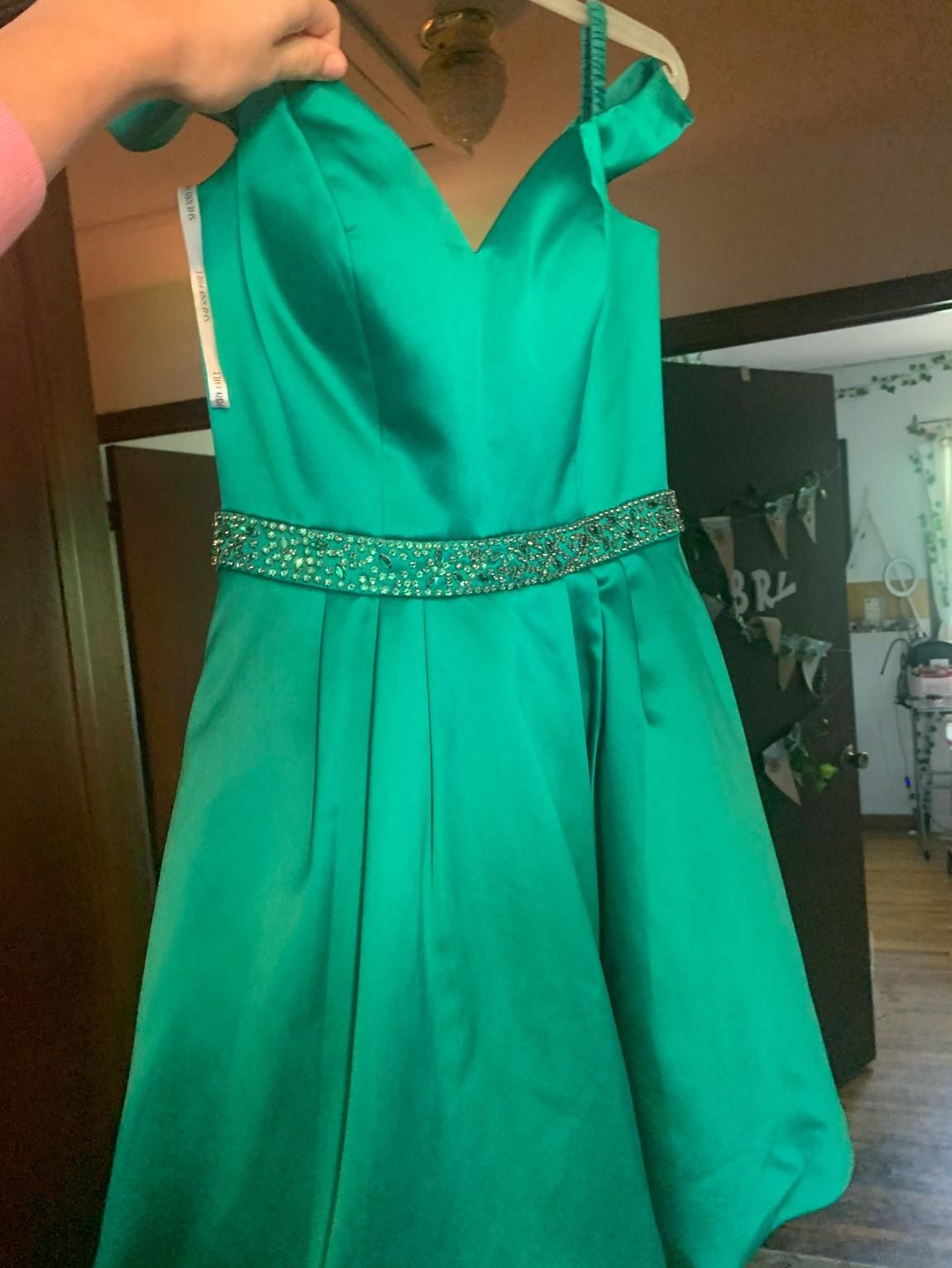 Sherri Hill Size 6 Homecoming Off The Shoulder Satin Emerald Green Cocktail Dress on Queenly