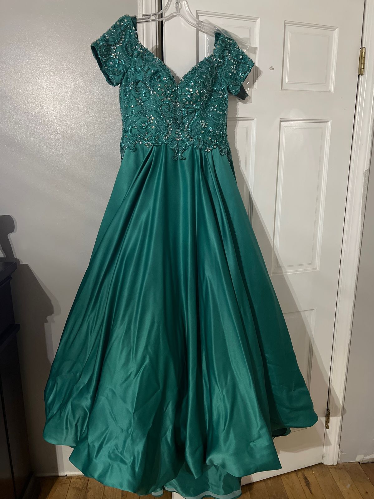Size 4 Prom Emerald Green Ball Gown on Queenly