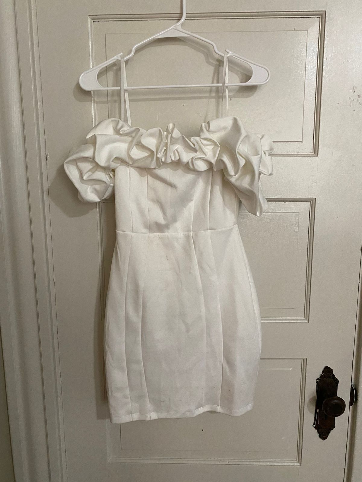 Windsor Size 4 Prom Off The Shoulder White Cocktail Dress on Queenly