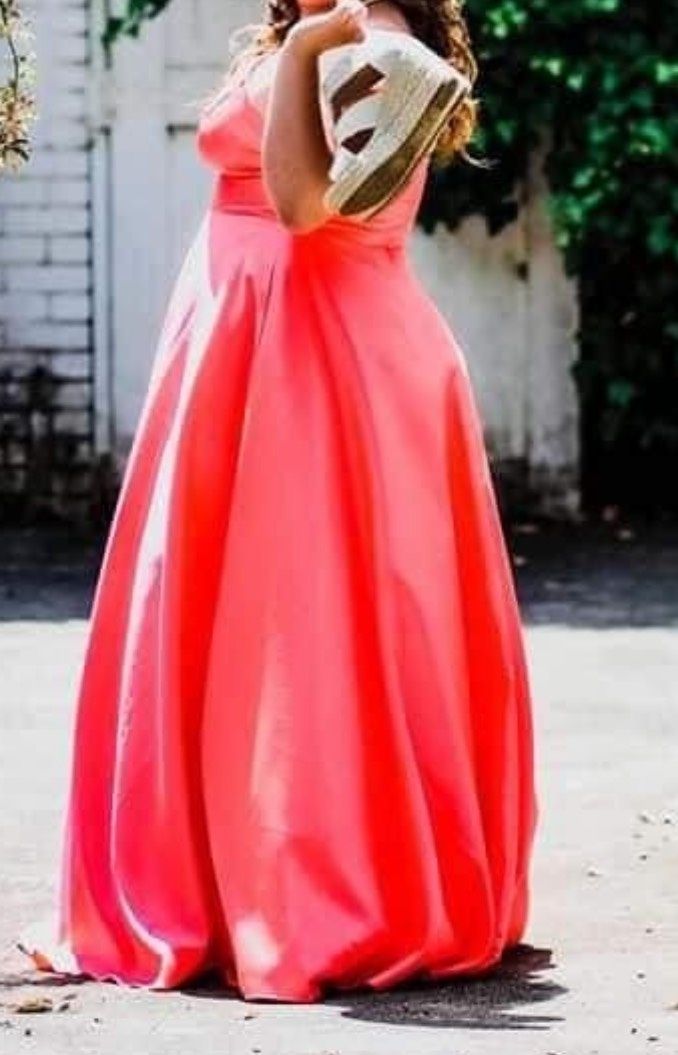Size 14 Prom Plunge Hot Pink Ball Gown on Queenly