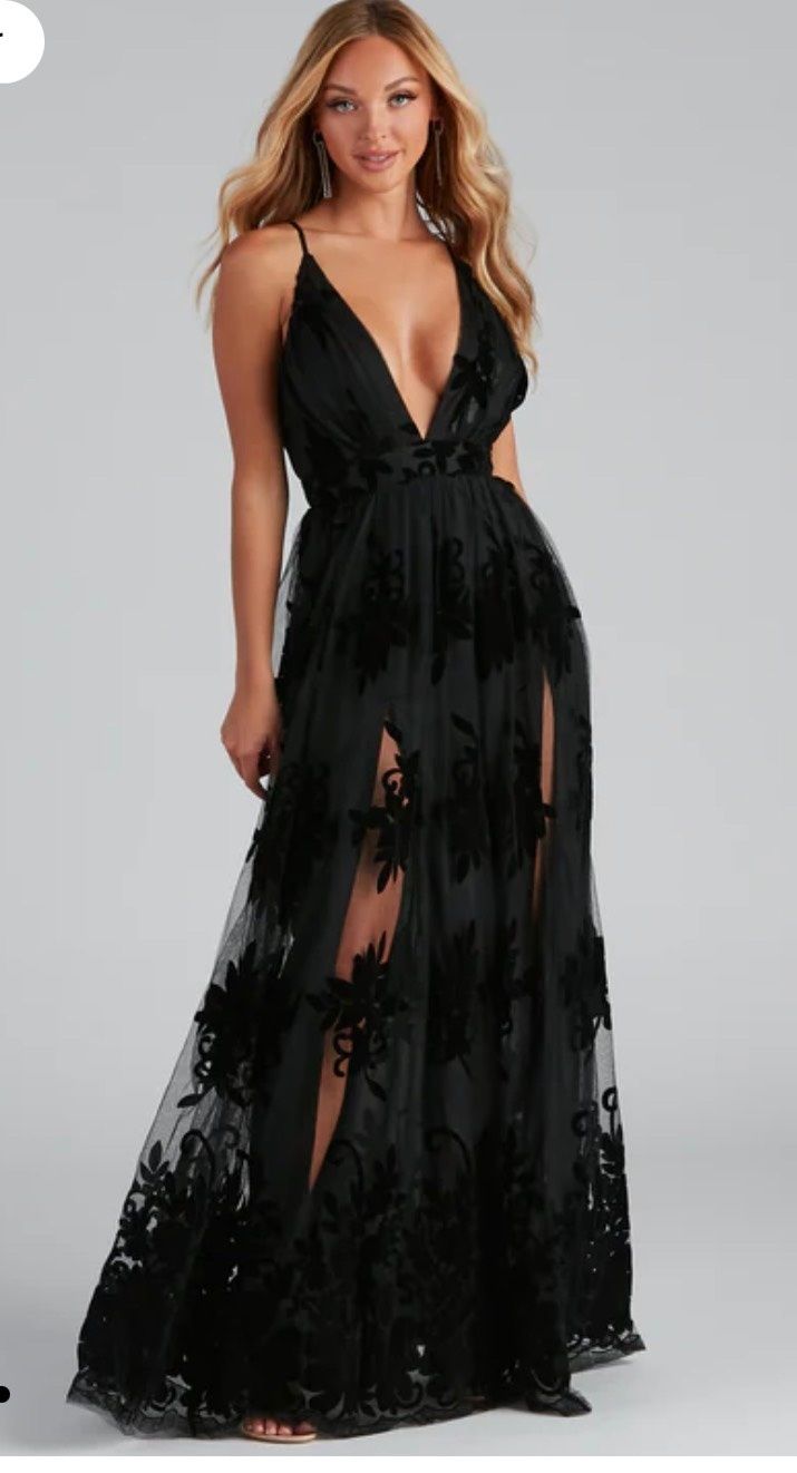 Size 2 Prom Plunge Black A-line Dress on Queenly