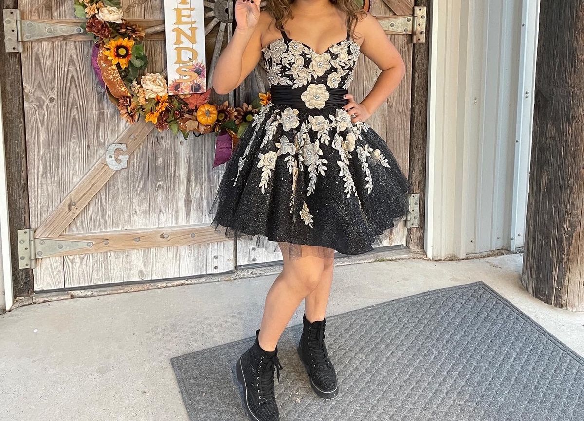 Size 6 Homecoming Plunge Black Cocktail Dress on Queenly