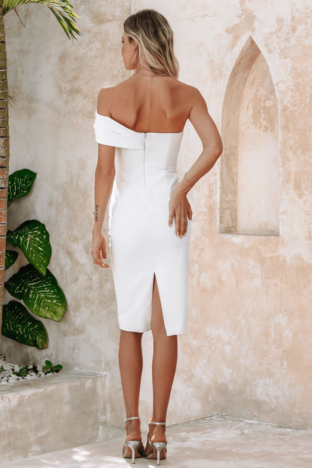 Style AMORA Lavish Alice Size 4 White Cocktail Dress on Queenly