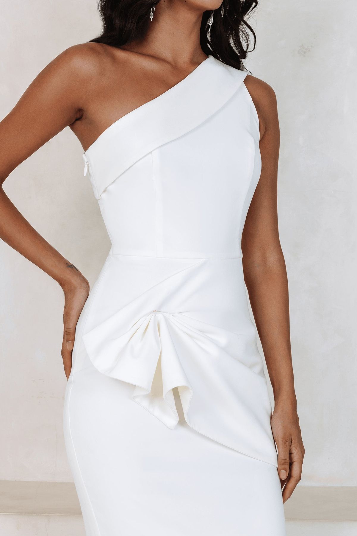 Style AVERY Lavish Alice Size 2 One Shoulder White Cocktail Dress on Queenly