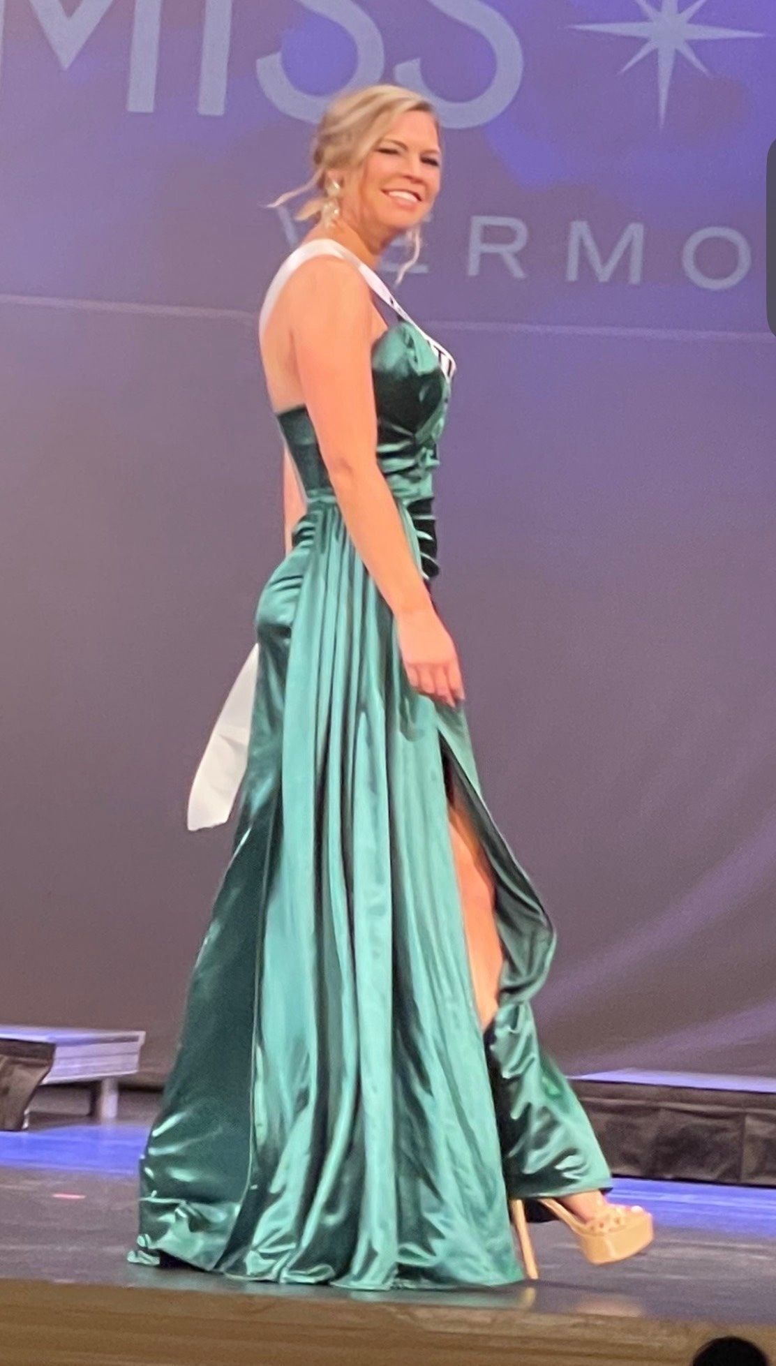 Size 4 Prom Emerald Green Side Slit Dress on Queenly