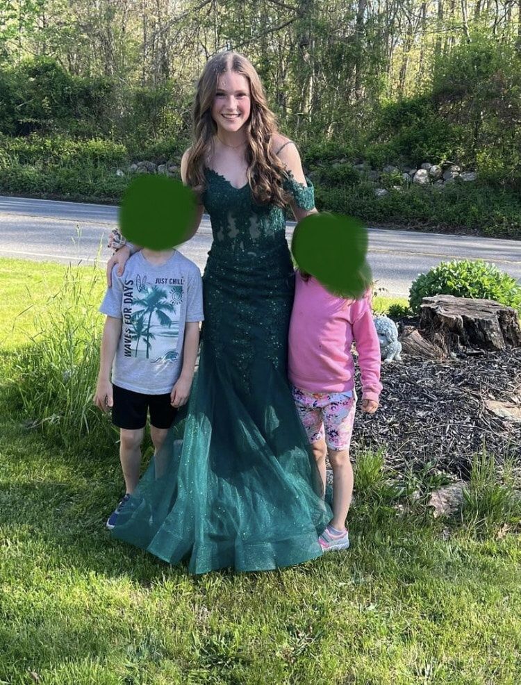 Size 2 Prom Plunge Lace Green Mermaid Dress on Queenly