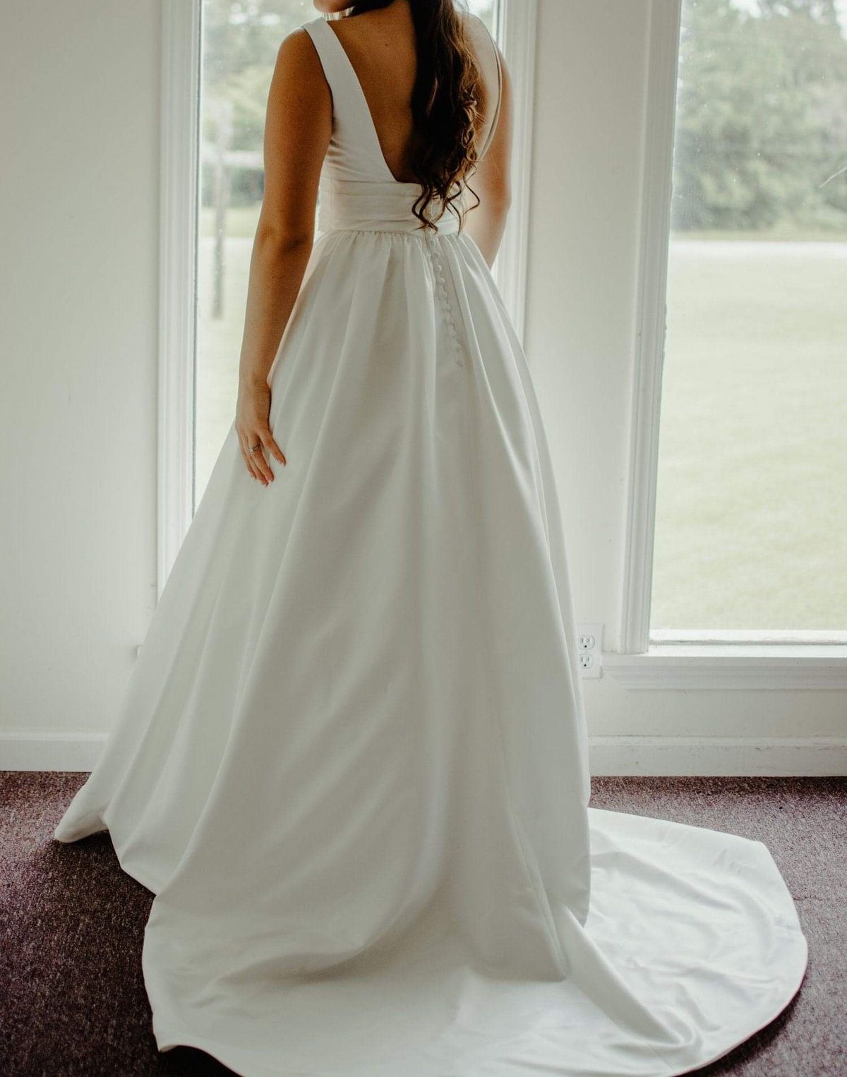 Size 6 Wedding Plunge White Ball Gown on Queenly