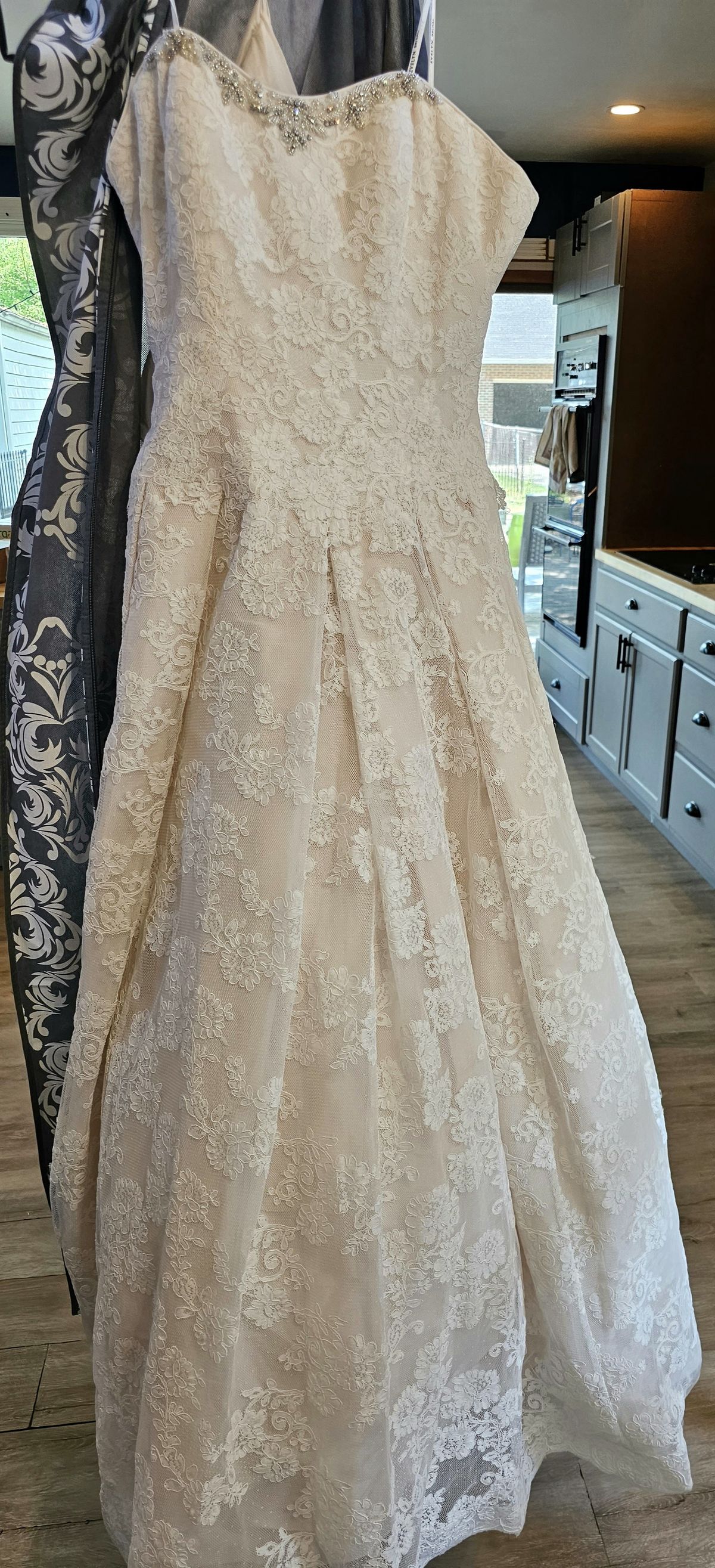 Evelyn's Bridal Size 14 Wedding Lace White Ball Gown on Queenly