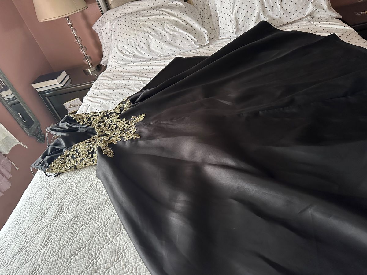 Size 10 Prom Plunge Black Cocktail Dress on Queenly