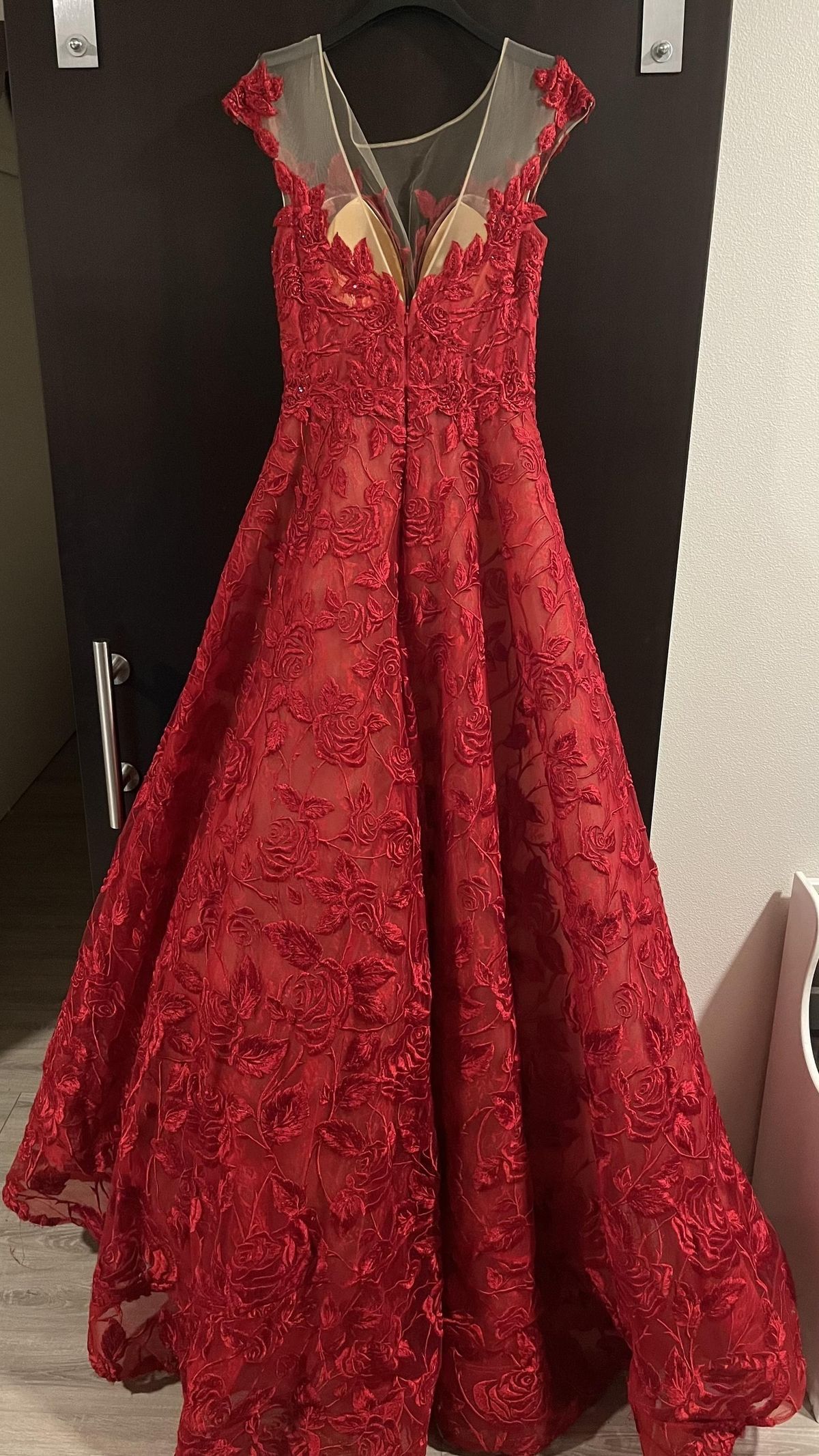 Tarik Ediz Size 8 Prom Lace Red Ball Gown on Queenly