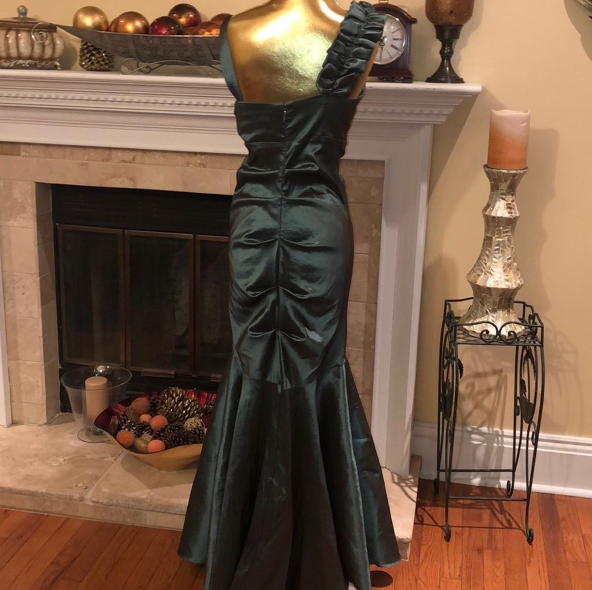 Size 8 Prom Plunge Green Mermaid Dress on Queenly