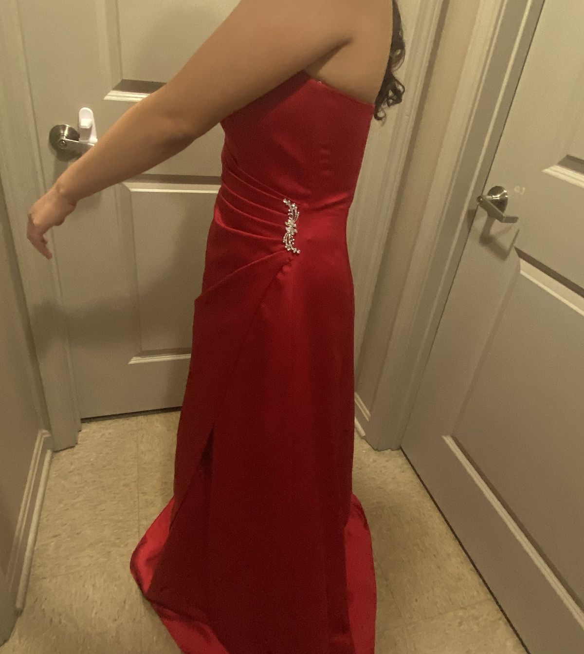 David's Bridal Size 4 Prom Off The Shoulder Red Ball Gown on Queenly