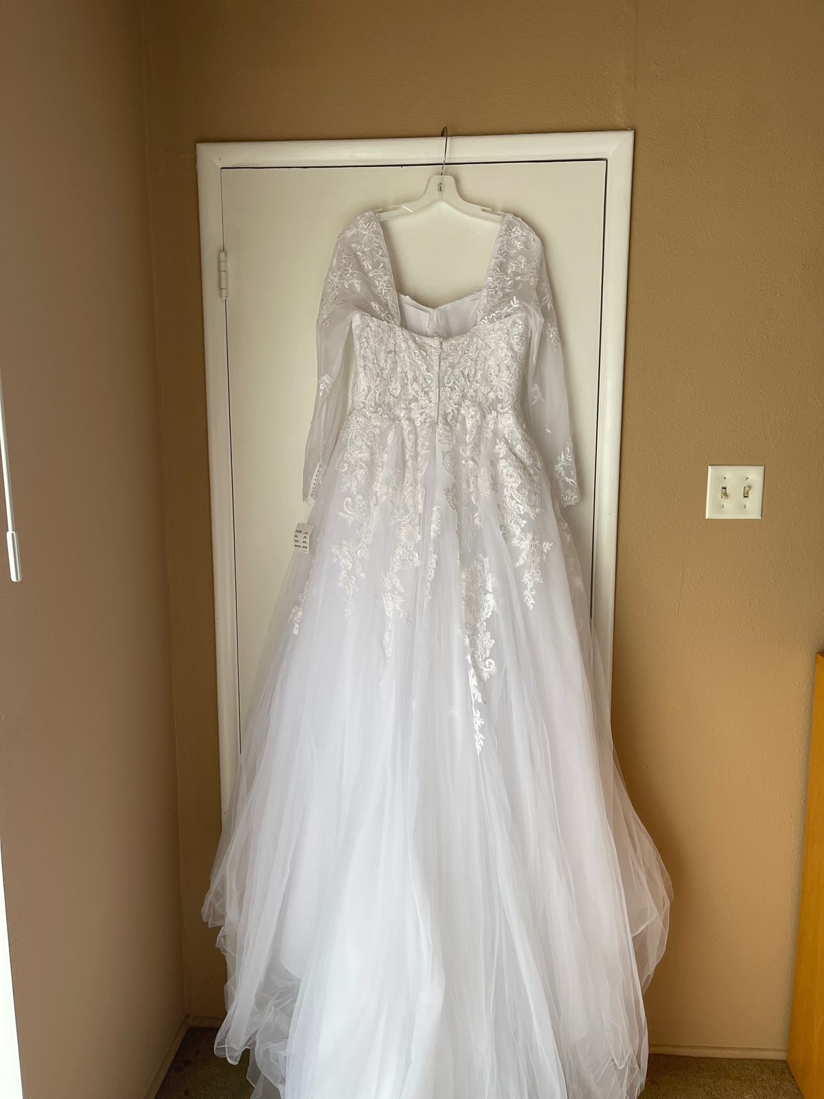 Size M Off The Shoulder White Ball Gown on Queenly