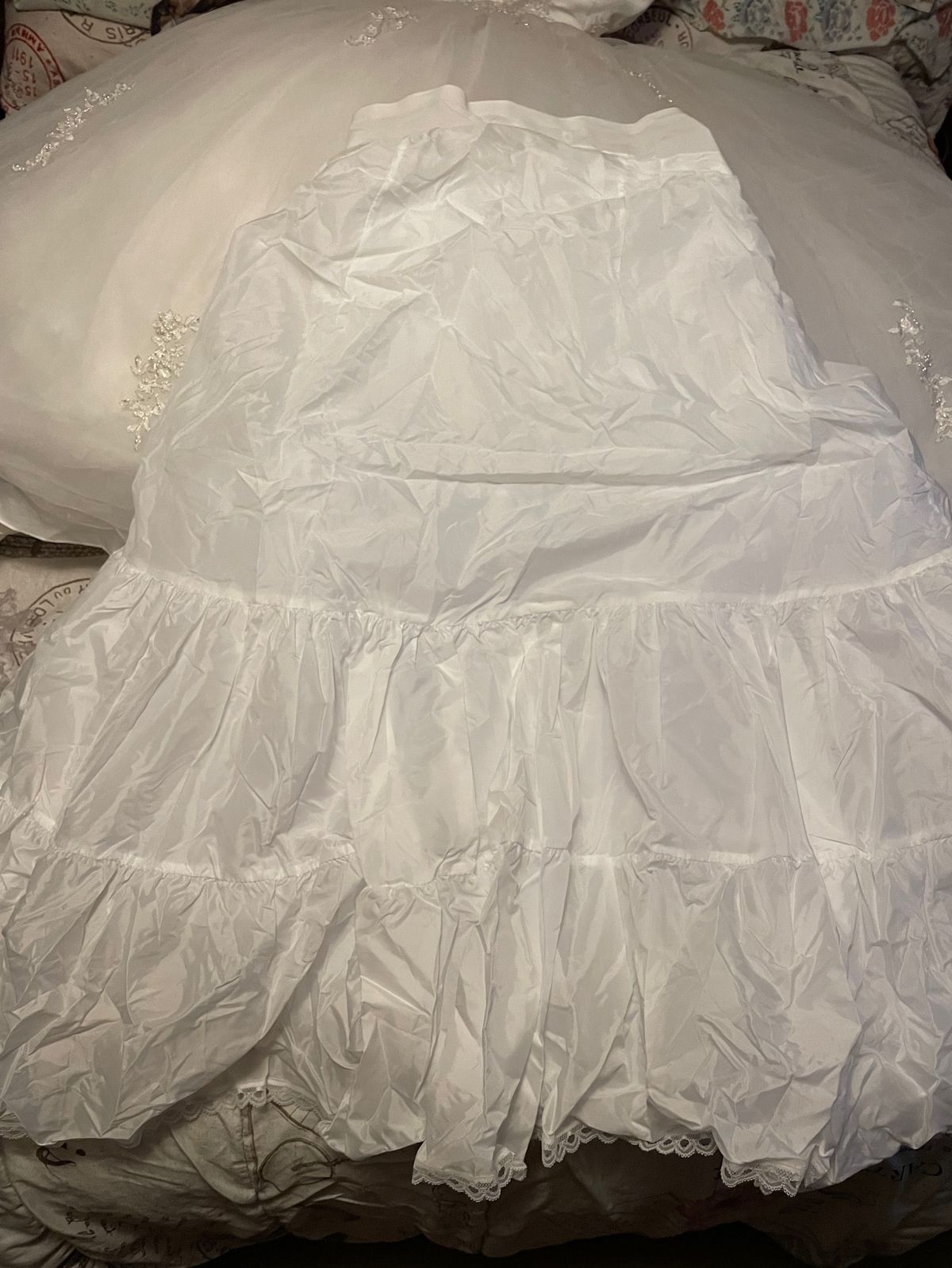 David's Bridal Size L Wedding Strapless White Dress With Train on Queenly