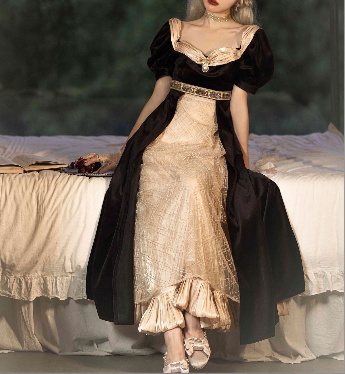 Wonderland By Lilian Size 0 Velvet Gold A-line Dress on Queenly