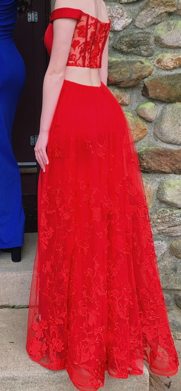 Ellie Wilde Size 0 Prom Off The Shoulder Red Dress With Train on Queenly