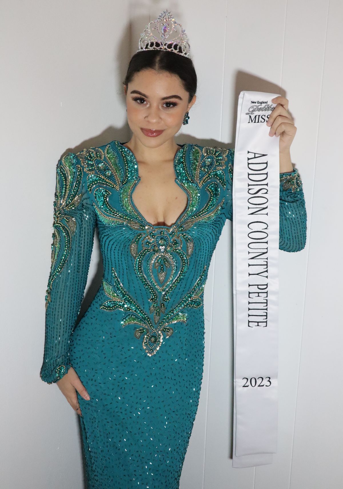 Size 2 Prom Plunge Sequined Emerald Green A-line Dress on Queenly