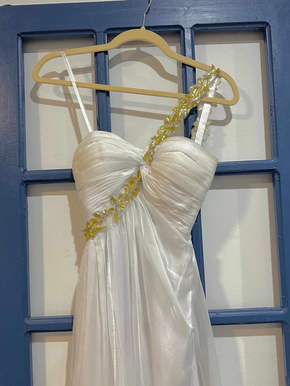 La Femme Size 00 Prom One Shoulder White Side Slit Dress on Queenly
