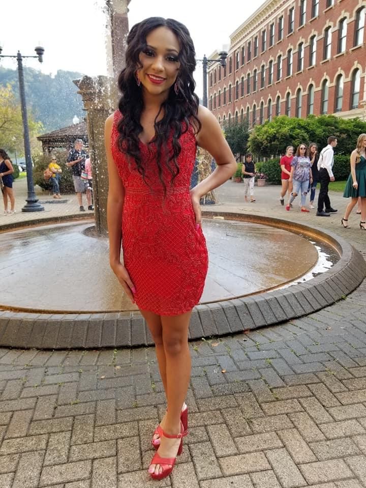 Size 2 Prom Plunge Red Cocktail Dress on Queenly