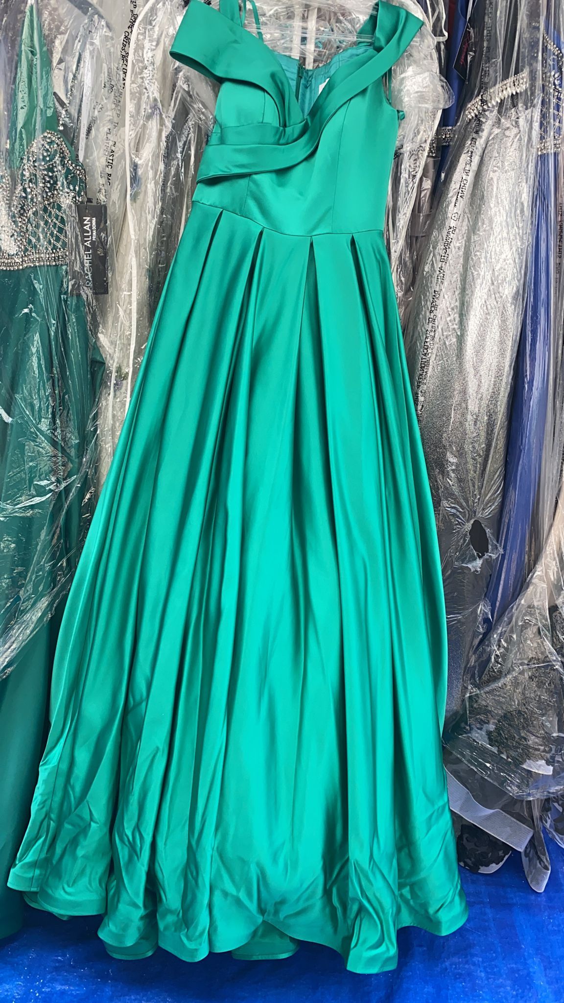Style 1343 Ashley Lauren Size 6 Off The Shoulder Satin Green A-line Dress on Queenly