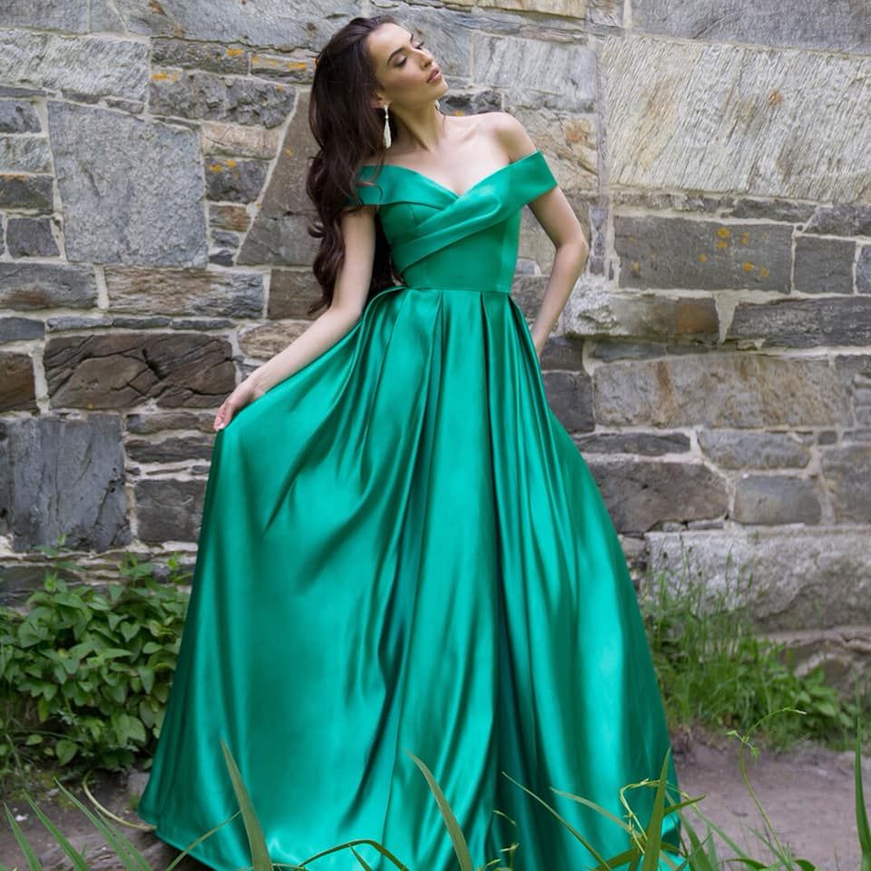 Style 1343 Ashley Lauren Size 6 Off The Shoulder Satin Green A-line Dress on Queenly