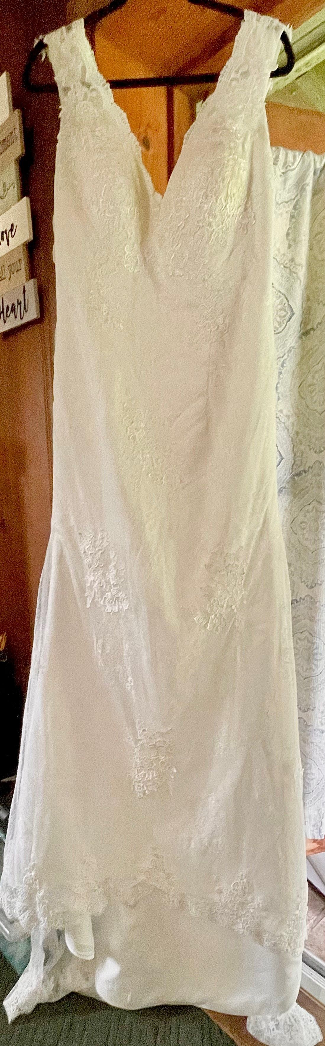 Size 14 Wedding Plunge Lace White A-line Dress on Queenly