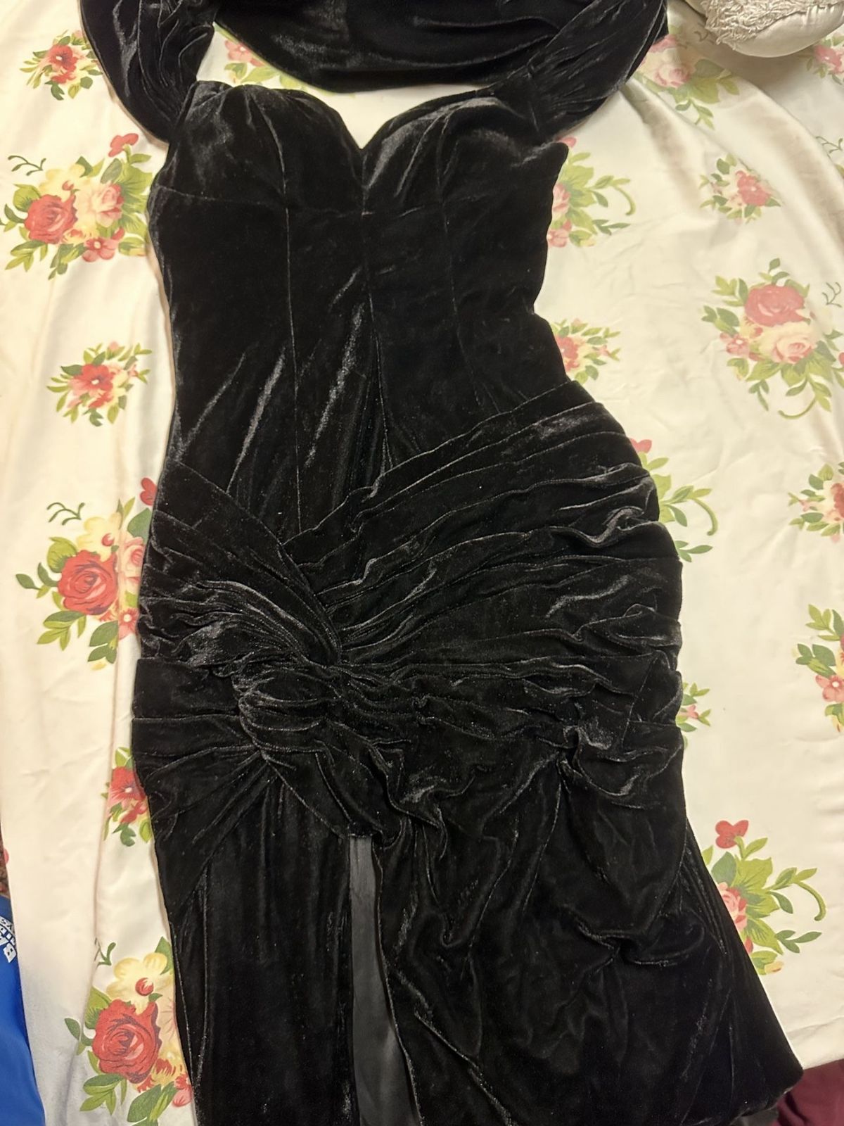 Size 4 Prom Off The Shoulder Velvet Black Side Slit Dress on Queenly