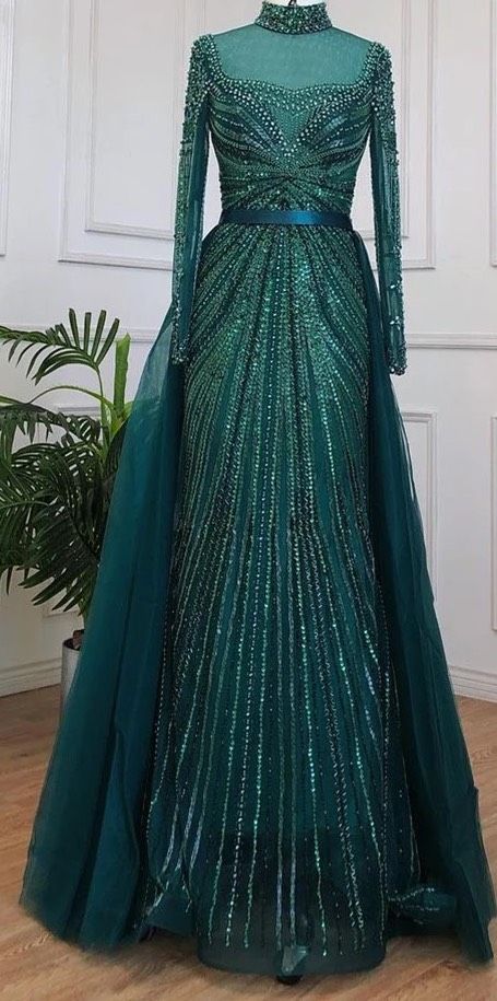Size 6 Prom Long Sleeve Sequined Emerald Green A-line Dress on Queenly