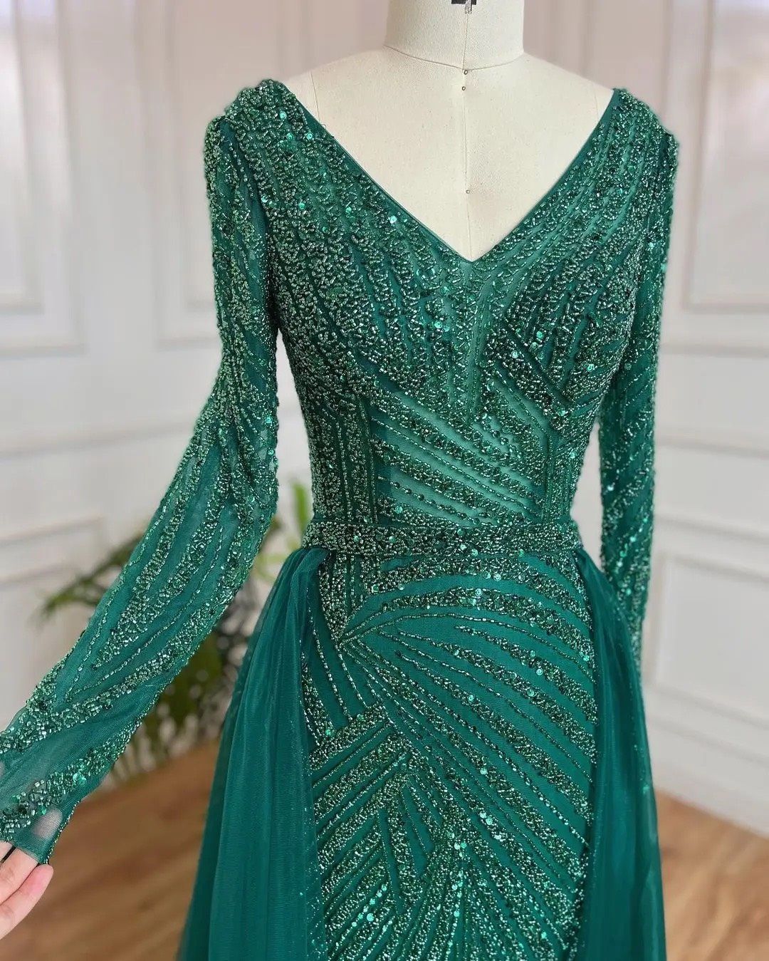 Size 6 Long Sleeve Green Dress With Train on Queenly
