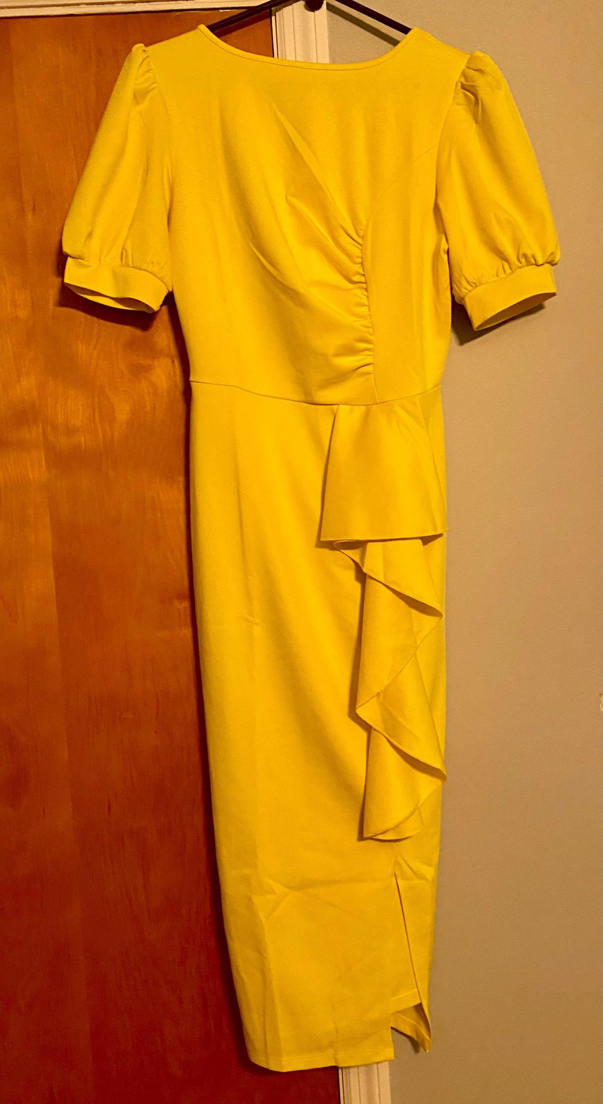 Size M Wedding Guest Cap Sleeve Yellow Cocktail Dress on Queenly