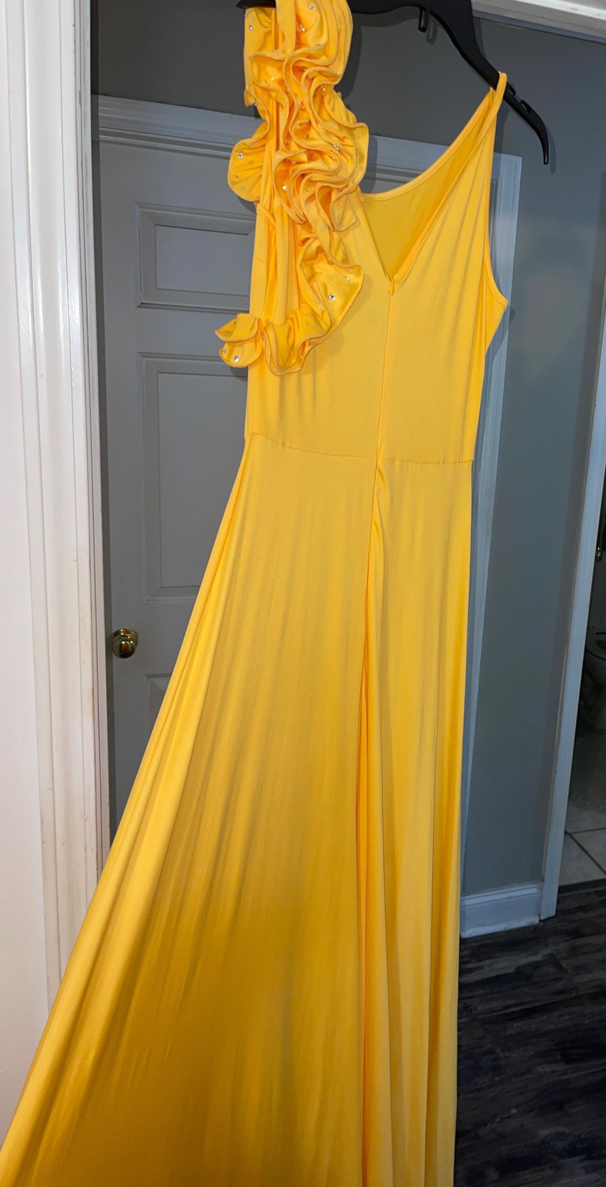 Size M Prom One Shoulder Yellow A-line Dress on Queenly