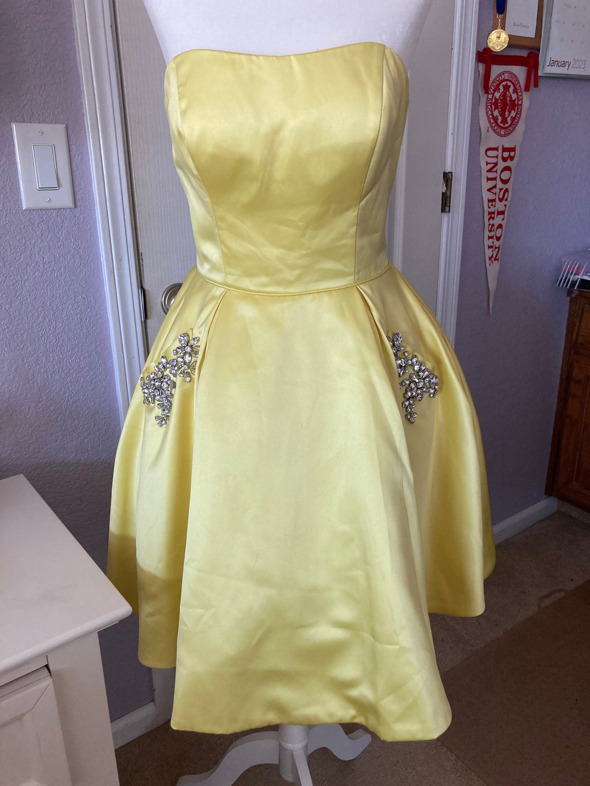 Sherri Hill Size 6 Sequined Yellow Cocktail Dress on Queenly