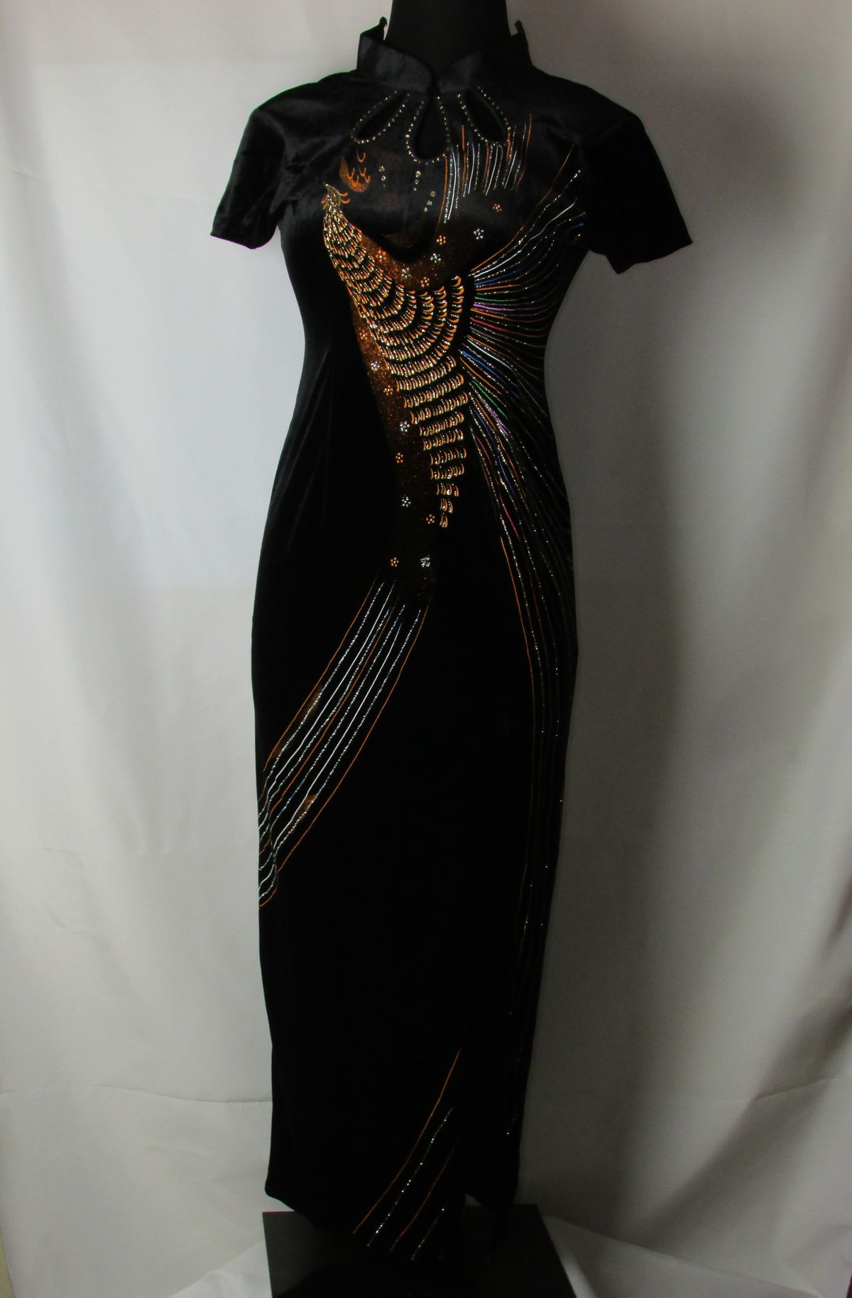 Size 0 Velvet Black Cocktail Dress on Queenly