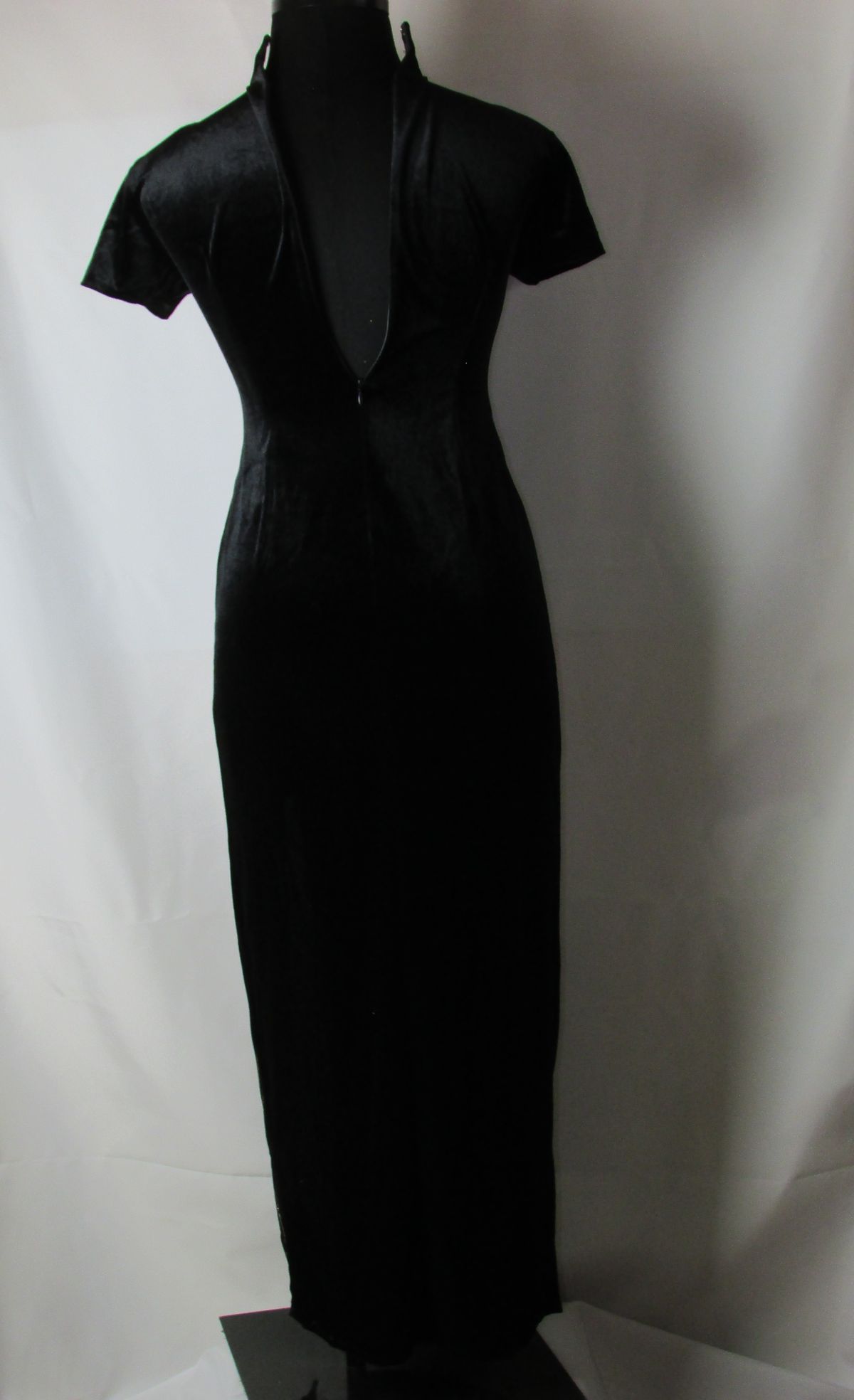 Size 0 Velvet Black Cocktail Dress on Queenly