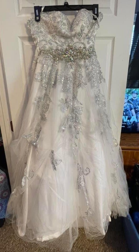 Tony Bowls Size 6 Prom Strapless White Ball Gown on Queenly