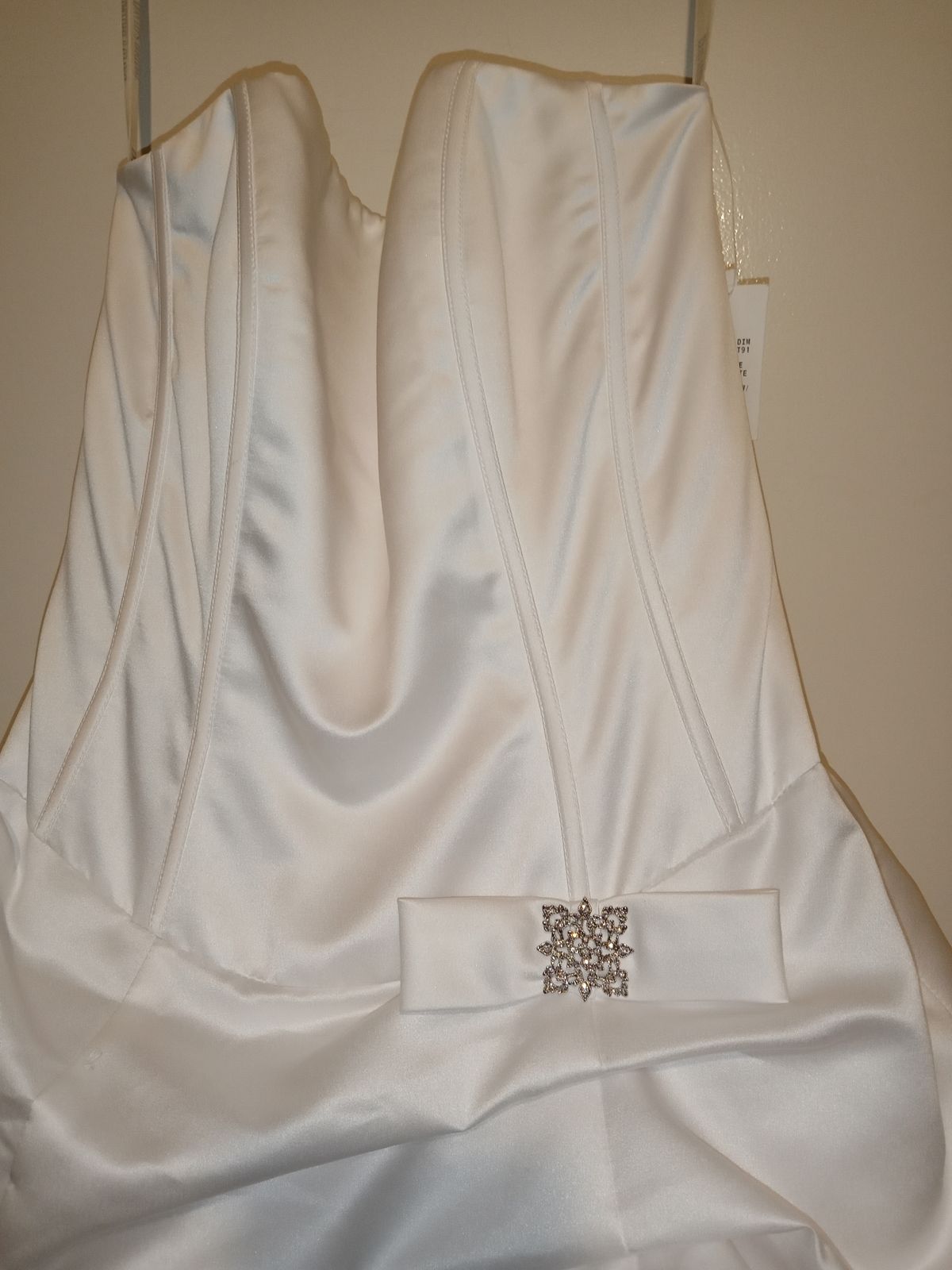 Vera Wang Size 6 White Ball Gown on Queenly