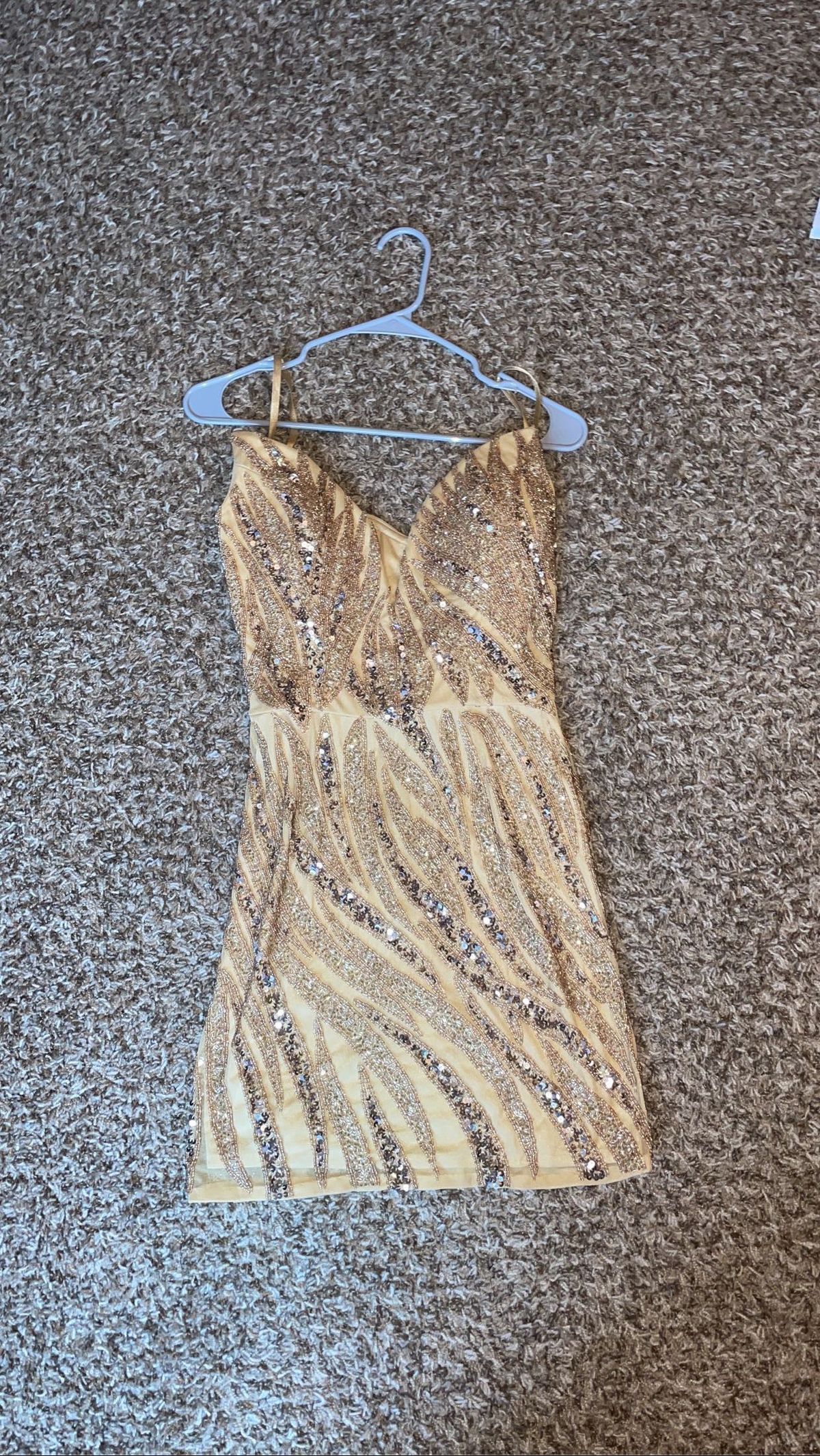Style 4503 Ashley Lauren Size 6 Prom Plunge Gold Cocktail Dress on Queenly