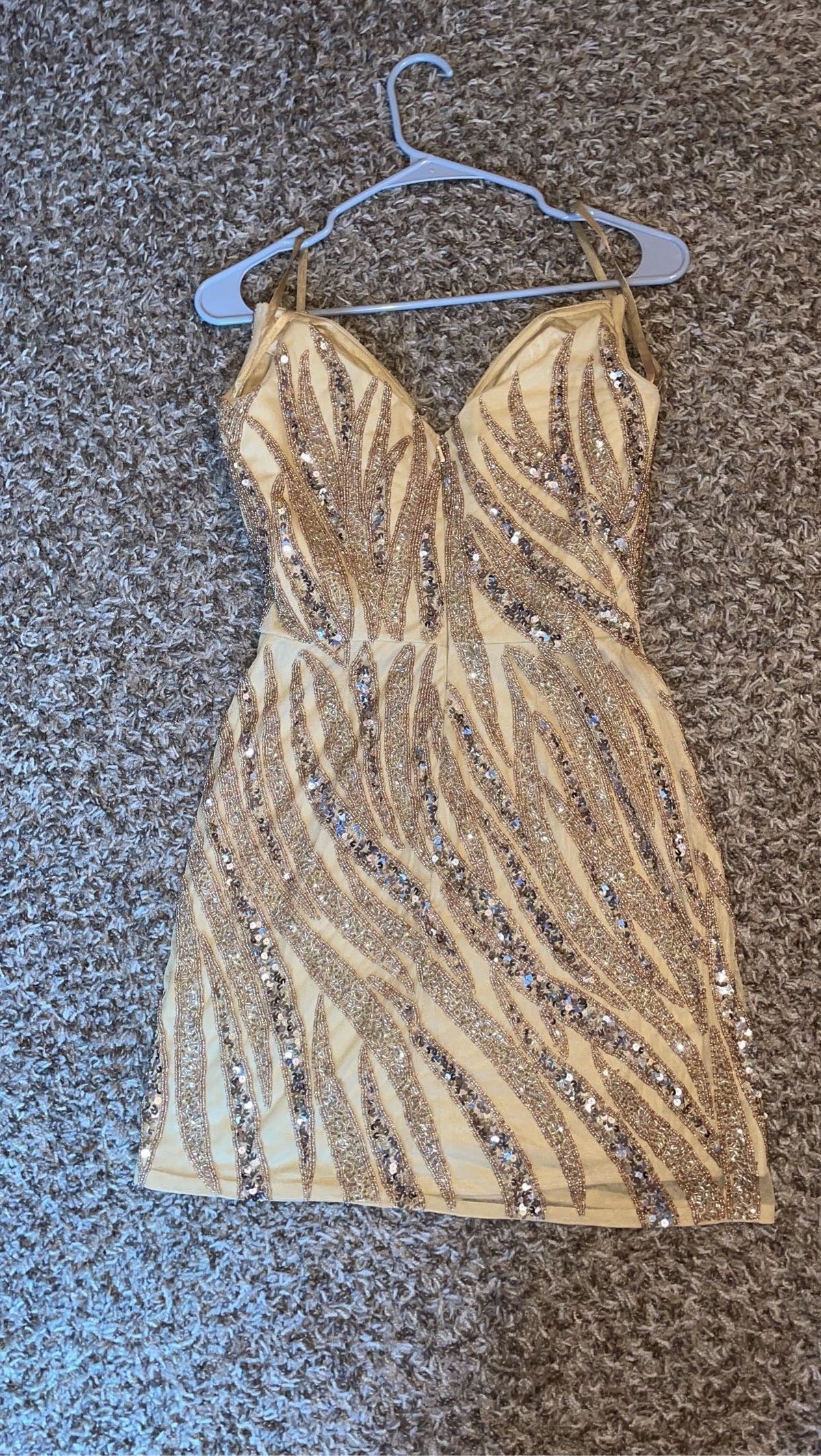 Style 4503 Ashley Lauren Size 6 Prom Plunge Gold Cocktail Dress on Queenly